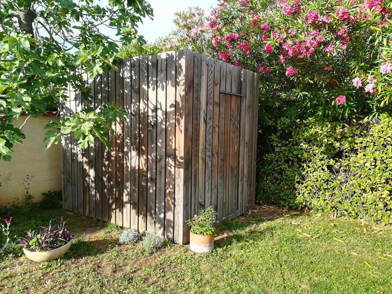 Cabanon bois montpellier (herault)